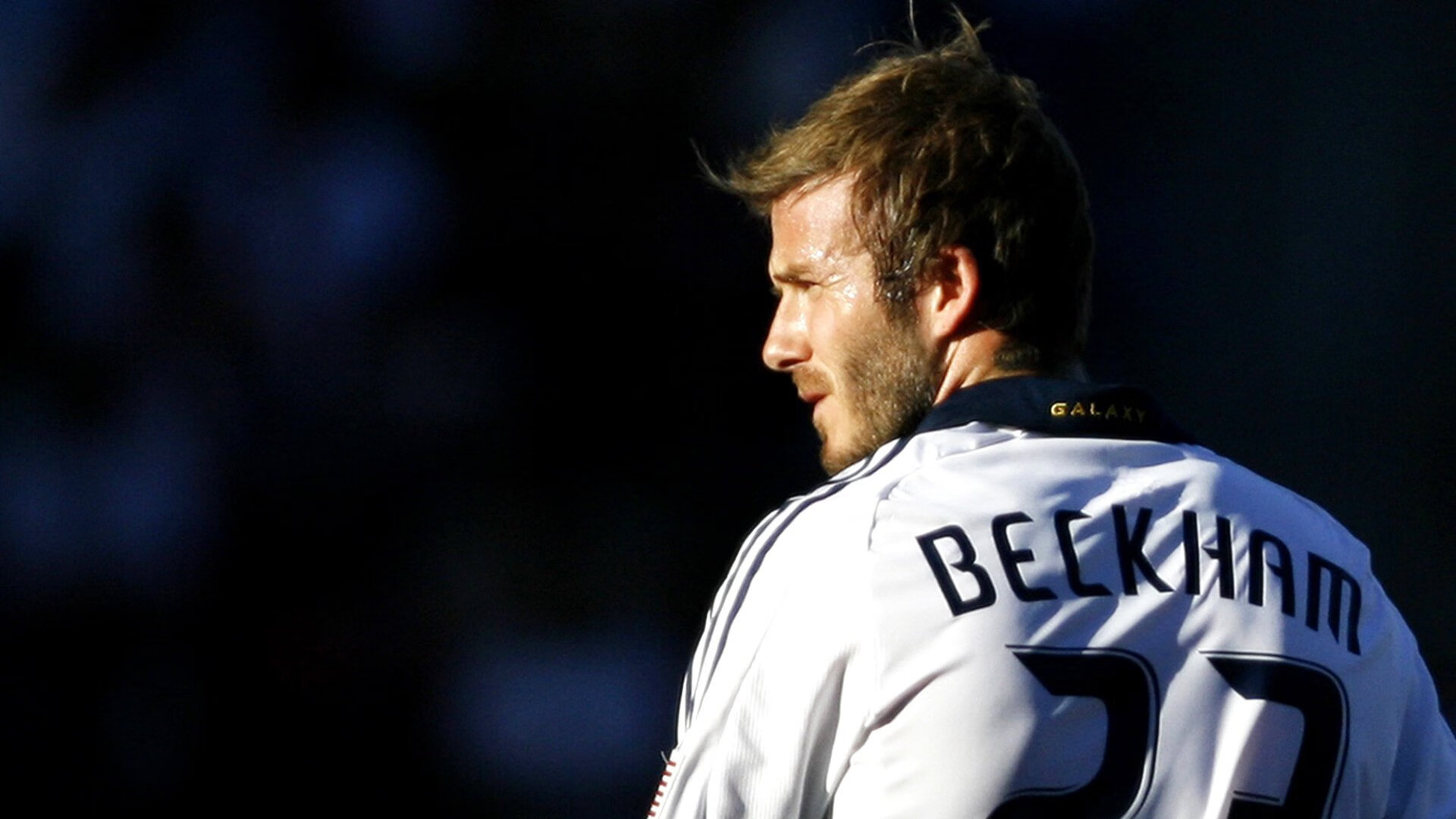 中国队冲线瞬间点燃全场气氛，中国队继续冲